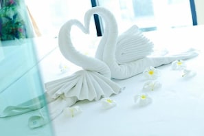 Camera con letto matrimoniale o 2 letti singoli, vista città | Varie