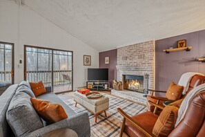 Fernseher, Kamin, Bücher