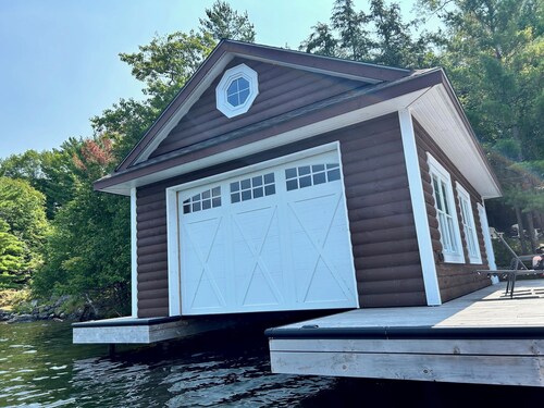 Piney Ledge: Cozy old-school Muskoka, prime Lake Joseph, west facing. Sleeps 8.