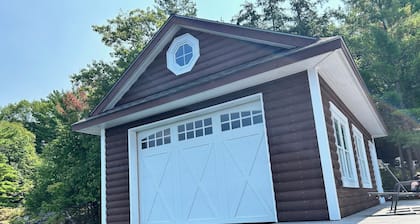 Piney Ledge: Cozy old-school Muskoka, prime Lake Joseph, west facing. Sleeps 8.