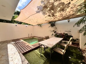 Una piscina cubierta