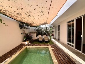 Una piscina cubierta