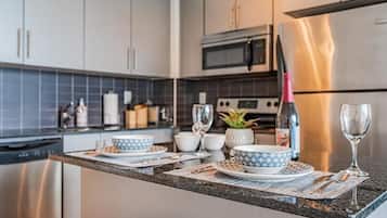 Classic Suite, 1 Bedroom, City View | In-room dining