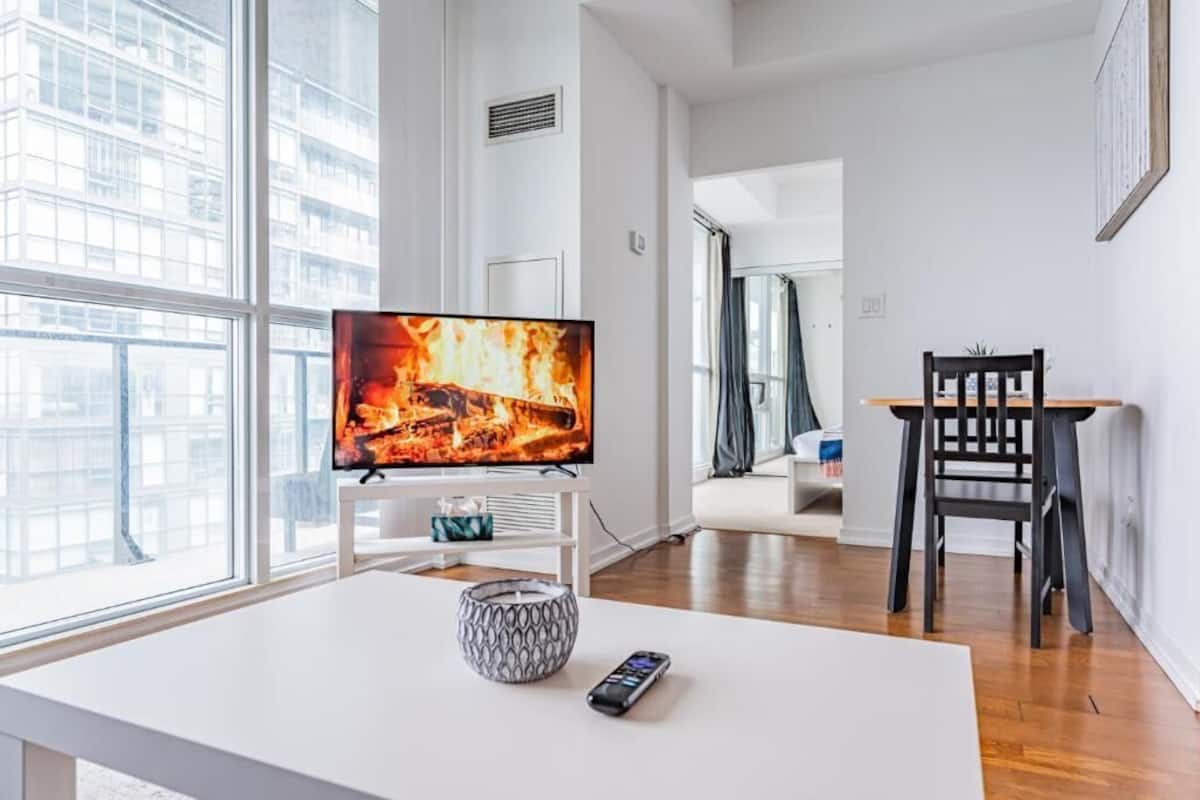 Classic Suite, 1 Bedroom, City View | Living area