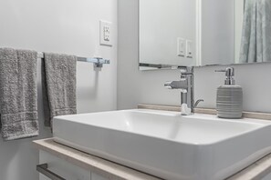 Family Suite, City View | Bathroom - Casa - Toronto Downtown (Toronto)