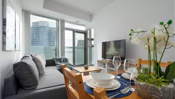Family Suite, City View | In-room dining