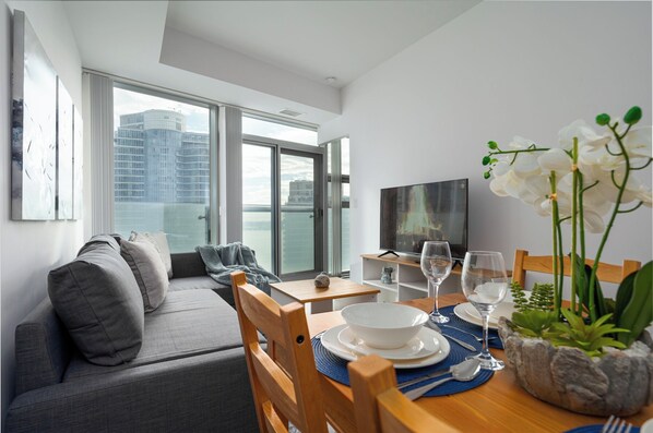 Familien-Suite, Stadtblick | Essbereich im Zimmer