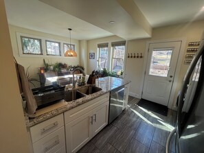 Microwave, oven, stovetop, dishwasher - 2-bedroom apartment: lush outdoor space, pollinator and veggie gardens (Pittsburgh)