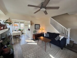 TV - 2-bedroom apartment: lush outdoor space, pollinator and veggie gardens (Pittsburgh)