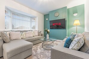 Living area - Zuri Luxe Escape - 3 Bedroom in Wolverhampton (Bilston)