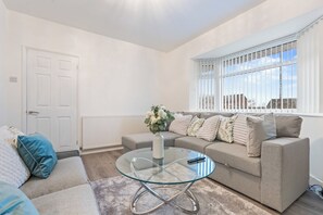 Living area - Zuri Luxe Escape - 3 Bedroom in Wolverhampton (Bilston)