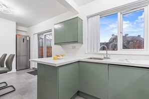 Private kitchen - Zuri Luxe Escape - 3 Bedroom in Wolverhampton (Bilston)