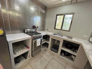Kühlschrank, Ofen, Herdplatte, Wasserkocher mit Kaffee-/Teezubehör