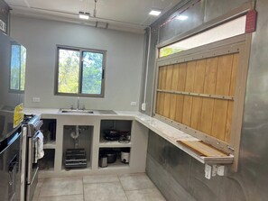 Refrigerador, horno, parrilla de estufa y cafetera y tetera 