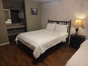 Laptop workspace, iron/ironing board, free WiFi, wheelchair access - Burnham's Lodging (San Saba)