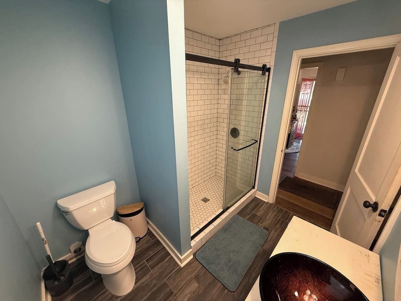 Een douche, een haardroger, handdoeken