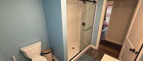 Douche, séchoir à cheveux, serviettes fournies