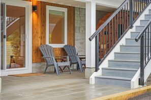 Exterior detail - Private Cedar Sauna Retreat - Kitchenette, King Bed, Kids & Pets OK - Deep Cove (North Vancouver)
