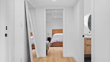 1 habitación, tabla de planchar con plancha y cuna de viaje