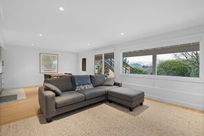 Smart TV, books - Private Cedar Sauna Retreat - Kitchenette, King Bed, Kids & Pets OK - Deep Cove (North Vancouver)