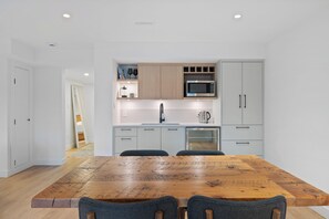 Fridge, microwave, coffee/tea maker, electric kettle - Private Cedar Sauna Retreat - Kitchenette, King Bed, Kids & Pets OK - Deep Cove (North Vancouver)