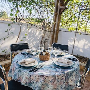 Outdoor dining - Filieri Mansion (Puglia)