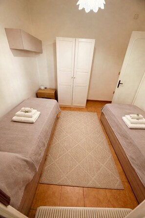 2 chambres, fer et planche à repasser, literie fournie