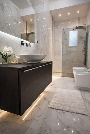 Douche, sèche-cheveux, bidet, serviettes fournies