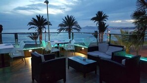 Outdoor dining - Modern, Stylish Beach Apartment with Stunning sea views, Pools & Ultrafast Wi-Fi (Cartagena)