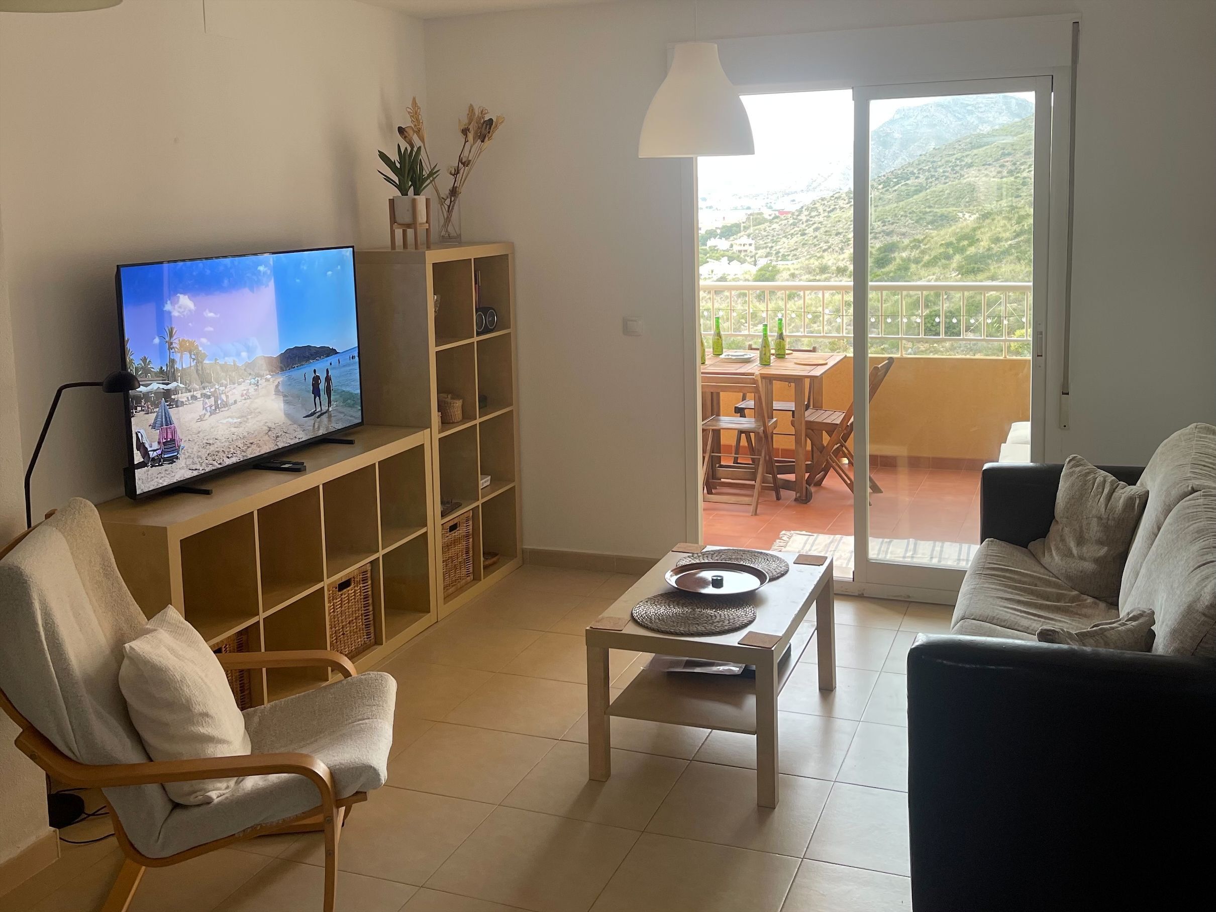 Una Smart TV, videojuegos, libros, una biblioteca de música