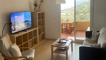 Una Smart TV, videojuegos, libros, una biblioteca de música