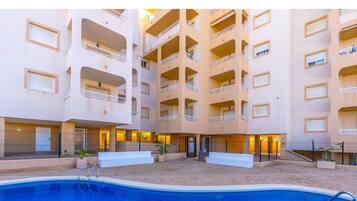 Una piscina al aire libre