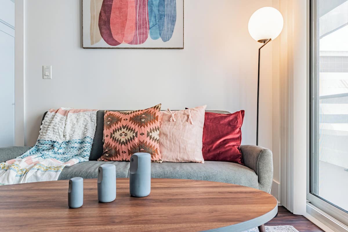 Design Suite, 1 King Bed, Balcony, City View | Living area