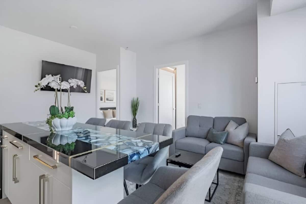 Family Suite, 3 Bedrooms, City View | Living area