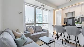 Family Suite, 3 Bedrooms, City View | Living area