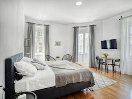 Cortinas blackout, tabla de planchar con plancha y wifi gratis 