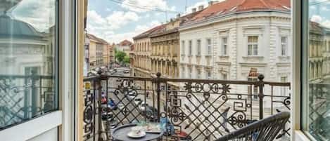 Deluxe Studio, Balcony, City View | Interior