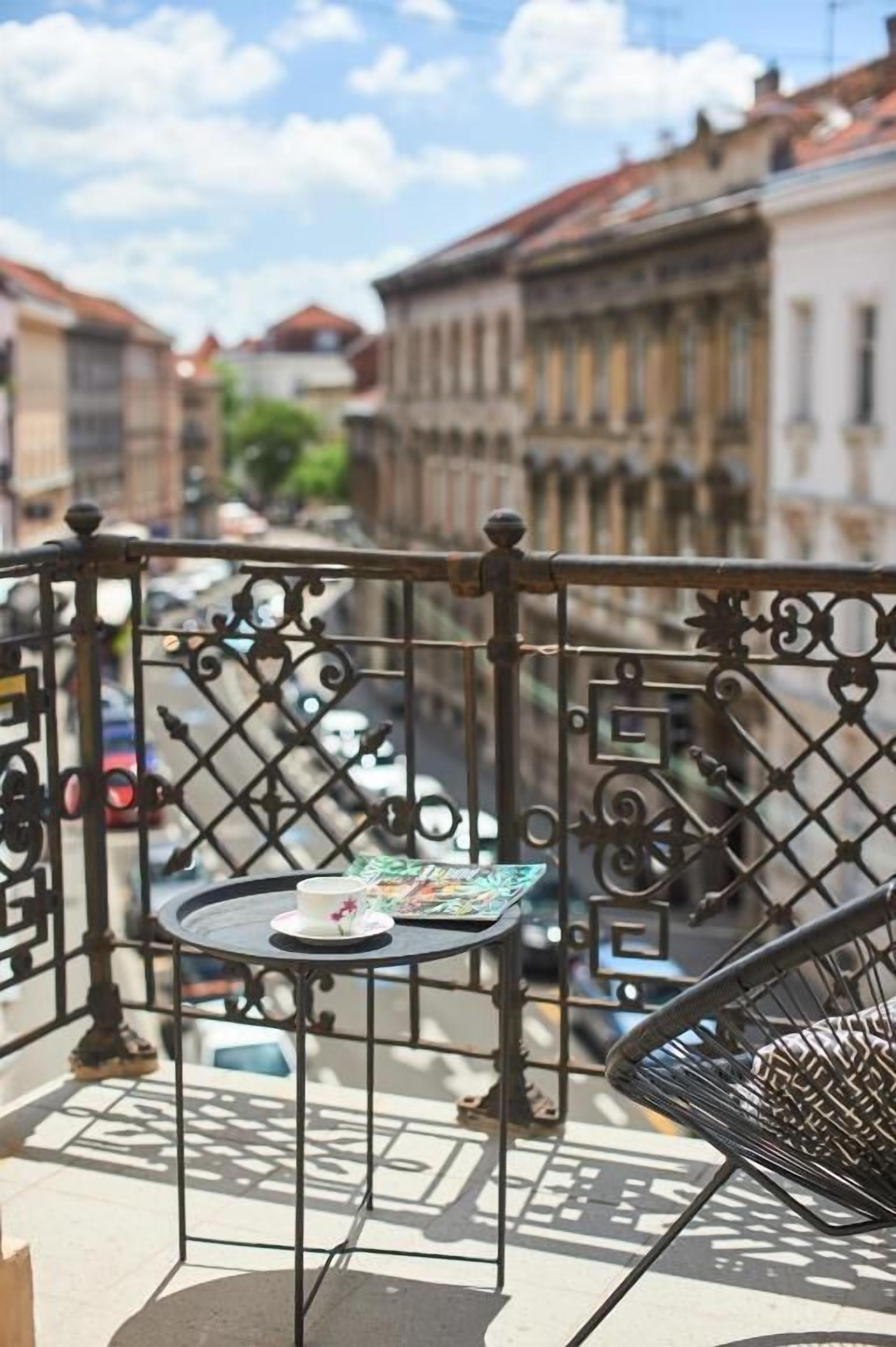 Deluxe studio, balkon, uitzicht op de stad | Terrein van de accommodatie