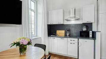 Deluxe Studio, Balcony, City View | Private kitchen | Toaster
