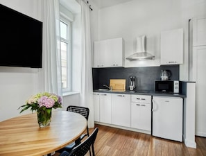 Deluxe Studio, Balcony, City View | Private kitchen