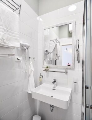 Estudio Confort, vista a la ciudad | Baño