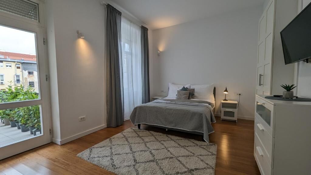 Estudio superior, patio, vista al patio