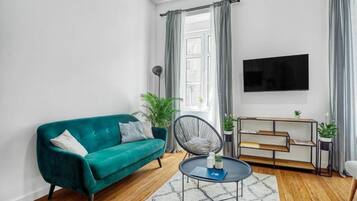 Comfort studio, uitzicht op de stad | Woonruimte | Flatscreentelevisie
