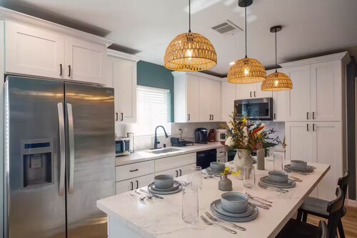 Charming Detached Bungalow in Historic Old Town Monrovia Kingsize Bed！