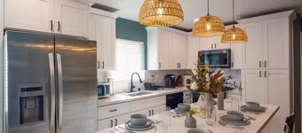 Charming Detached Bungalow in Historic Old Town Monrovia Kingsize Bed!
