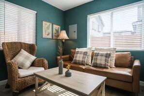 Living area - Charming Detached Bungalow in Historic Old Town Monrovia Kingsize Bed！ (Monrovia)