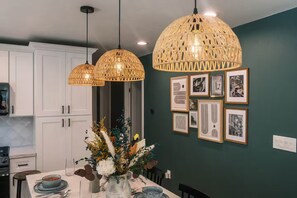 Dining - Charming Detached Bungalow in Historic Old Town Monrovia Kingsize Bed！ (Monrovia)