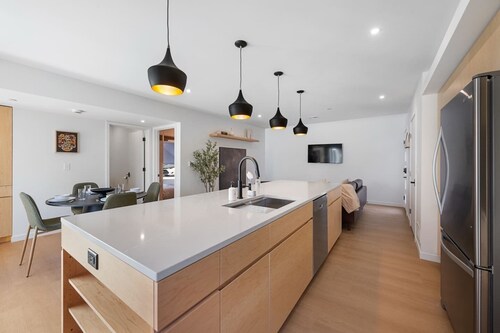 Designer 4 BR | Roof Deck, Fire Pit, Walk to Aggie