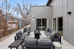 Terrace/patio - Designer 4 BR | Roof Deck, Fire Pit, Walk to Aggie (Manhattan)