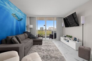 Smart TV, printers - Crisp 1-bedroom condo, sleeps up to 6. Short walk to the beach in Ft Lauderdale. (Fort Lauderdale)